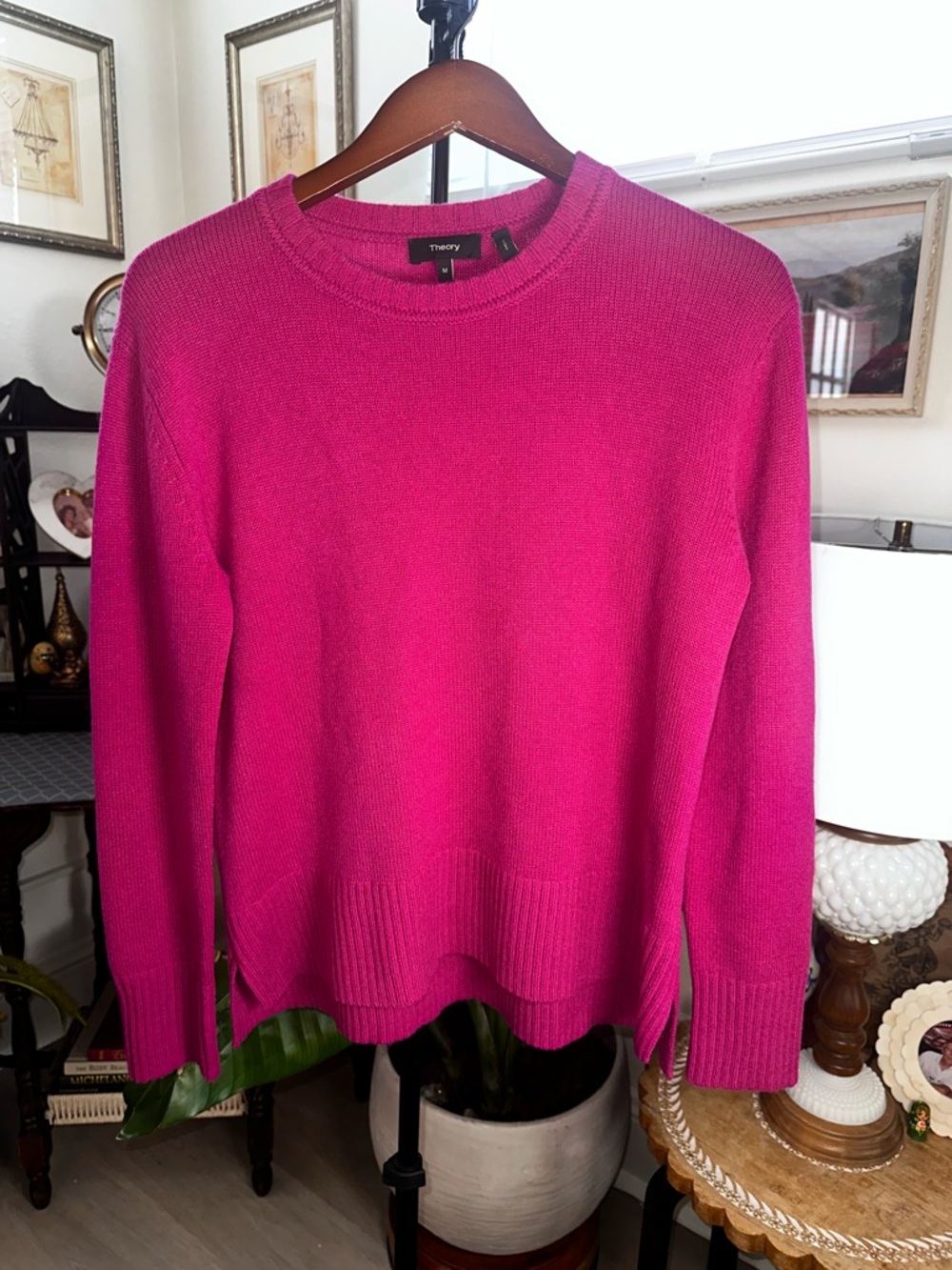 Theory Relaxed Sweater in Cashmere in Bright Fuchsia